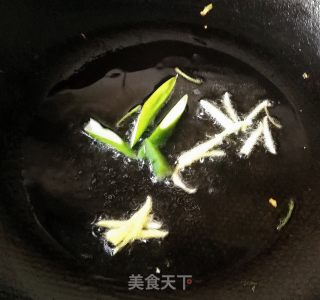 腌制的香椿芽炒鸡蛋的做法步骤：4