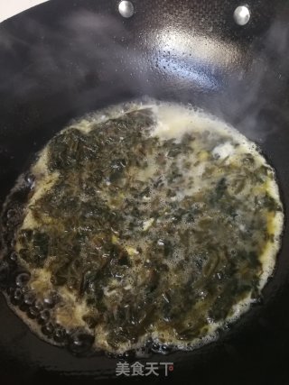 腌制的香椿芽炒鸡蛋的做法步骤：5