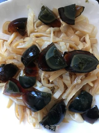 皮蛋拌海蜇皮的做法步骤：2