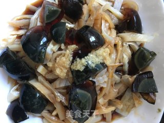 皮蛋拌海蜇皮的做法步骤：3