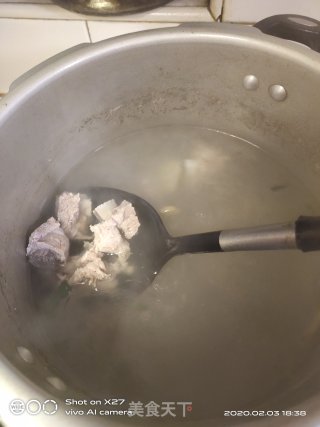 排骨萝卜汤的做法步骤：1