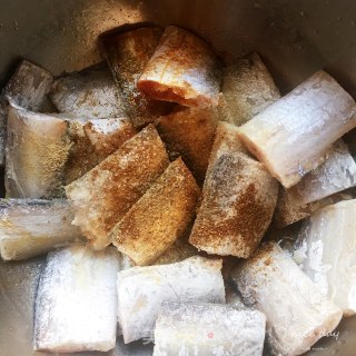 香辣煎带鱼的做法步骤：2