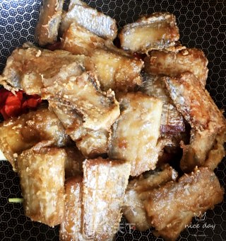 香辣煎带鱼的做法步骤：9