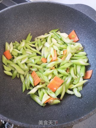素炒芹菜的做法步骤：3