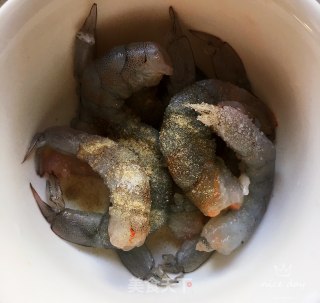 芹菜虾仁的做法步骤：1