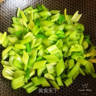 芹菜虾仁的做法步骤：4