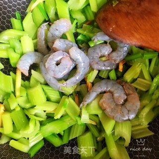 芹菜虾仁的做法步骤：5