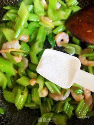 芹菜虾仁的做法步骤：7