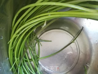 香菜梗炒牛肉的做法步骤：1