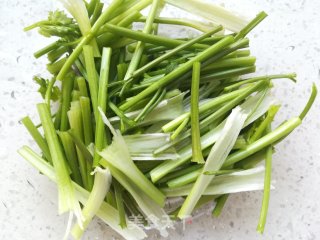 香菜梗炒牛肉的做法步骤：2