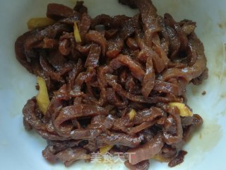 香菜梗炒牛肉的做法步骤：4