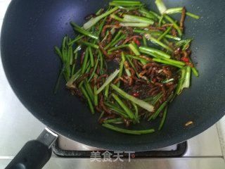 香菜梗炒牛肉的做法步骤：8