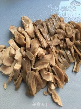 洋葱炒猪肚的做法步骤：1