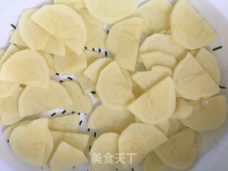 豆豉五花肉片炒土豆的做法步骤：2