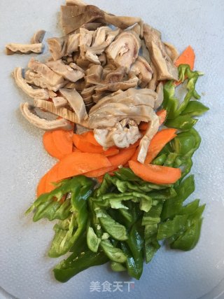 胡萝卜青椒炒猪肚的做法步骤：1