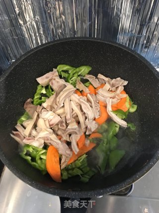 胡萝卜青椒炒猪肚的做法步骤：2