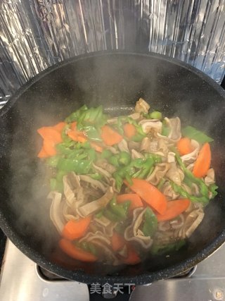胡萝卜青椒炒猪肚的做法步骤：3