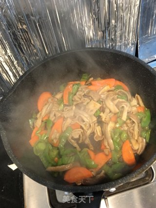胡萝卜青椒炒猪肚的做法步骤：4