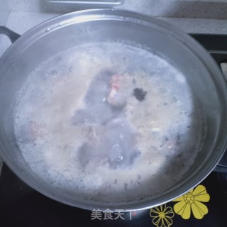 萝卜骨头汤的做法步骤：2