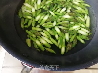 蒜香芦笋北极虾的做法步骤：2