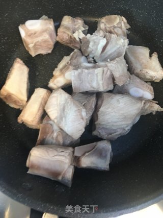 腐竹烧排骨的做法步骤：1