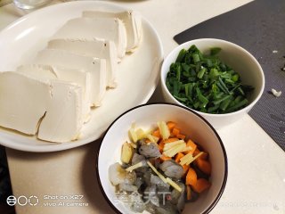 虾仁香葱豆腐的做法步骤：1