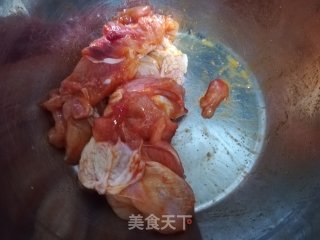 奥尔良烤鸡腿堡的做法步骤：2