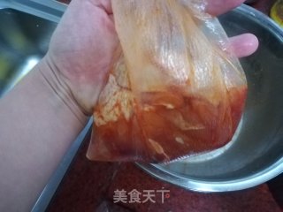 奥尔良烤鸡腿堡的做法步骤：3