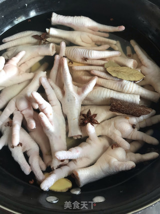 泡椒凤爪的做法步骤：2