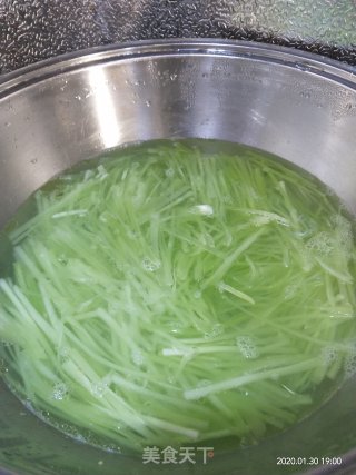 凉拌笋丝的做法步骤：2