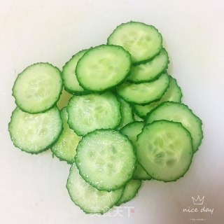 黄瓜木耳减脂汤的做法步骤：2