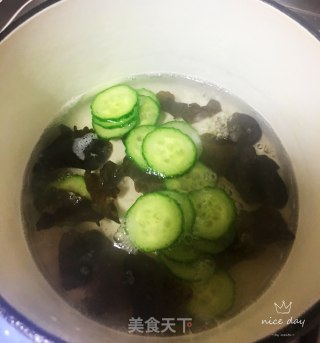 黄瓜木耳减脂汤的做法步骤：5