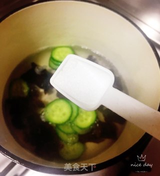 黄瓜木耳减脂汤的做法步骤：6