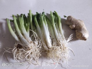 感冒初期食疗方:葱白生姜汤的做法步骤：1