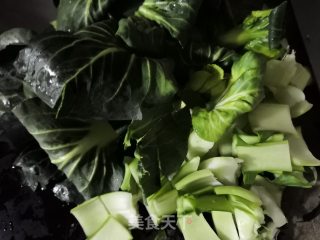 白菜粉丝煮肉圆的做法步骤：1