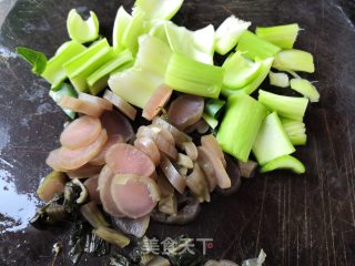 腌菜煮面条的做法步骤：1