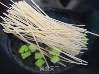 腌菜煮面条的做法步骤：4