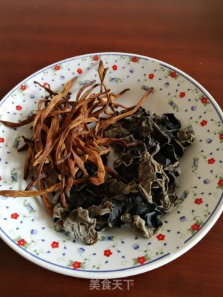 酒酿木耳的做法步骤：1