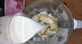 美味香蕉奶昔，听说这个可以减肥，还不快来试试的做法步骤：1