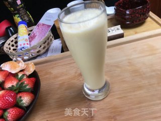 美味香蕉奶昔，听说这个可以减肥，还不快来试试的做法步骤：3