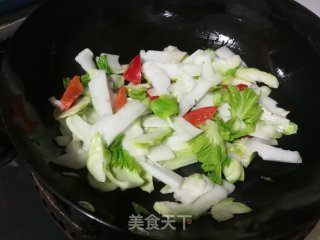 红椒炒儿菜的做法步骤：2