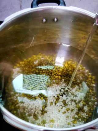 绿豆洋薏仁汤的做法步骤：4