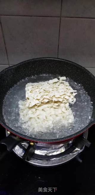 辣白菜五花肉汤面的做法步骤：4