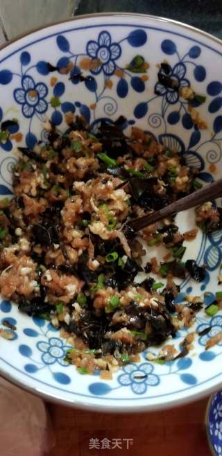 黑木耳肉末锅贴的做法步骤：1