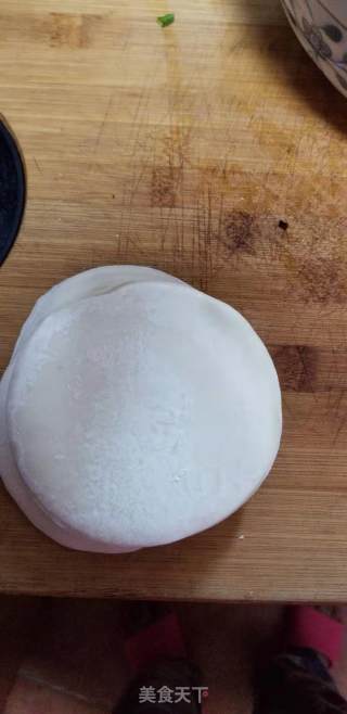 黑木耳肉末锅贴的做法步骤：2