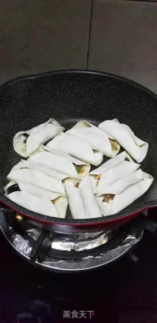 黑木耳肉末锅贴的做法步骤：5