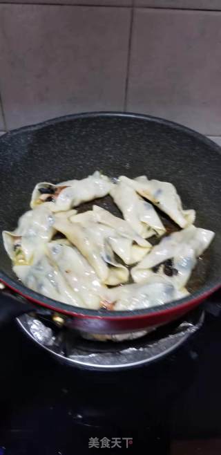 黑木耳肉末锅贴的做法步骤：7