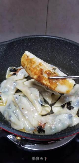 黑木耳肉末锅贴的做法步骤：8