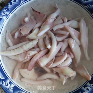 孜然鱿鱼的做法步骤：1