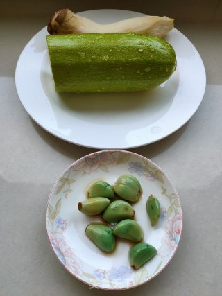 腊八蒜炒葫芦片的做法步骤：1